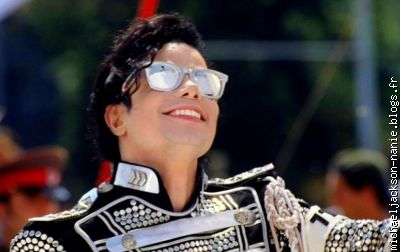 cette photo a été prise le jour de l'inoguration de la statue de MJ!!